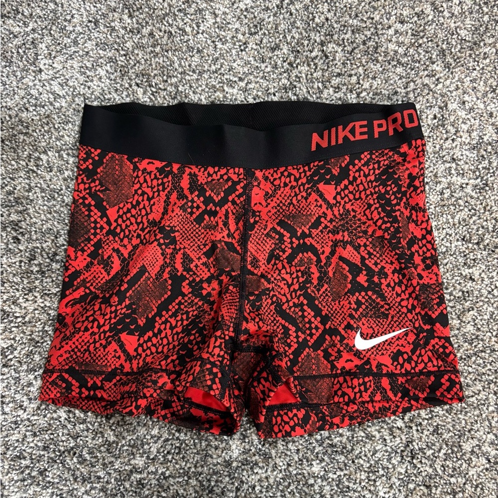 NEW Women’s Medium Nike Pro Shorts